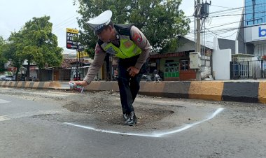 Mitigasi-Jelang-Nataru,-Polres-Situbondo-Tandai-Jalan-Berlubang-di-Jalur-Pantura